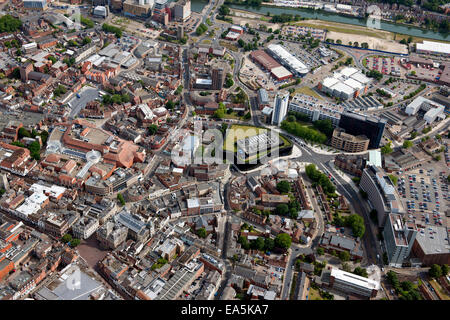 Eine Luftaufnahme von Ipswich Suffolk mit Stadtzentrum, Fußball-Stadion-Büros und der Marina auf dem River Orwell Stockfoto