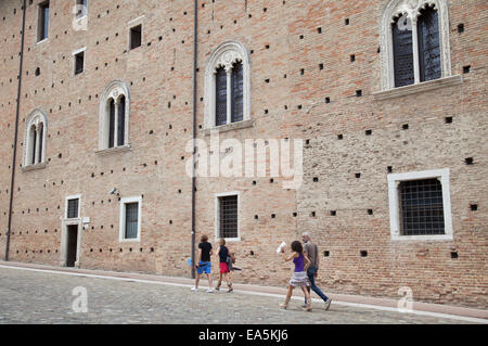 Menschen zu Fuß vorbei an Palazzo Ducale, Urbino (UNESCO-Weltkulturerbe), Le Marche, Italien Stockfoto
