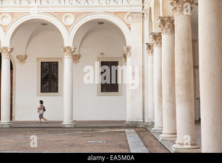 Frau zu Fuß im Innenhof des Palazzo Ducale, Urbino (UNESCO-Weltkulturerbe), Le Marche, Italien Stockfoto