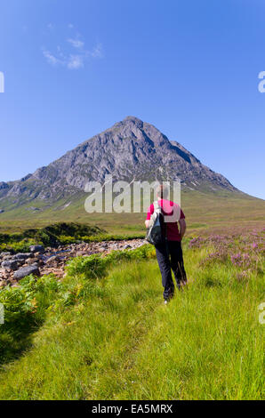 Kaukasische Männer Walker am Fluss Coupall, Glen Etive betrachten Stob Dearg, Buachaille Etive Mor, Lochaber, Highland, Schottland, UK Stockfoto