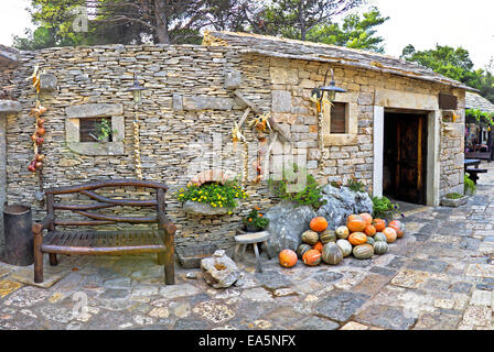 Dalmatinischen alten steinernen Dorfstraße Stockfoto