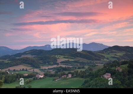 Landschaft rund um Urbino bei Sonnenuntergang, Le Marche, Italien Stockfoto