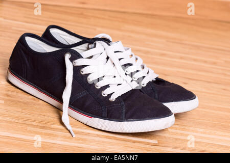 Mans blau Turnschuhe hautnah Stockfoto