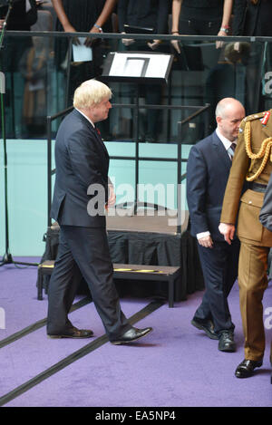 Rathaus, London, UK. 7. November 2014. Londoner Bürgermeister Boris Johnson kommt für die GLA Service des Gedenkens für diejenigen, die ihr Leben im Konflikt gegeben. Bildnachweis: Matthew Chattle/Alamy Live-Nachrichten Stockfoto