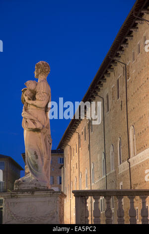 Palazzo Ducale und Statue in der Abenddämmerung, Urbino (UNESCO Weltkulturerbe), Le Marche, Italien Stockfoto