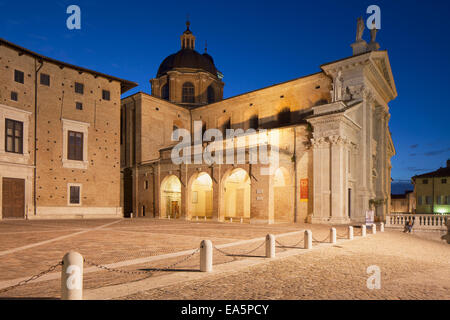 Duomo (Kathedrale) in der Abenddämmerung, Urbino (UNESCO Weltkulturerbe), Le Marche, Italien Stockfoto