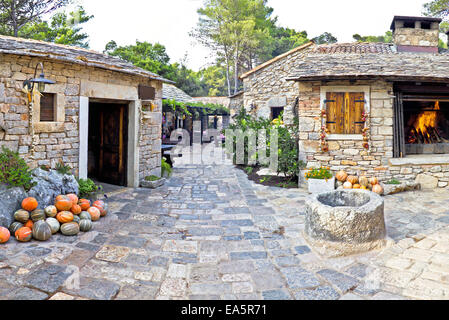 Dalmatinischen alten steinernen Dorfstraße Stockfoto