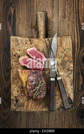Steak auf dem Schneidebrett Stockfoto