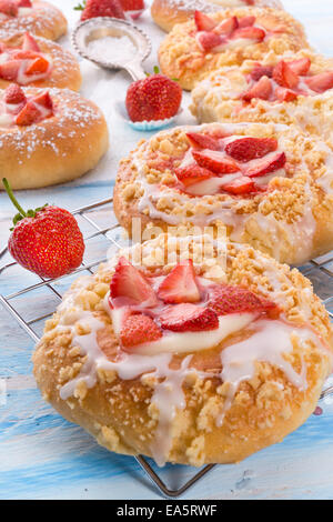 Mandel-Kuchen mit Vanille und Erdbeeren Stockfoto