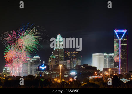 4. Juli Feuerwerk über der Skyline von charlotte Stockfoto