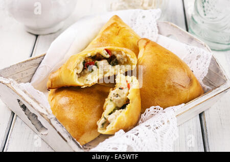 gebackene Samosa mit Huhn Stockfoto