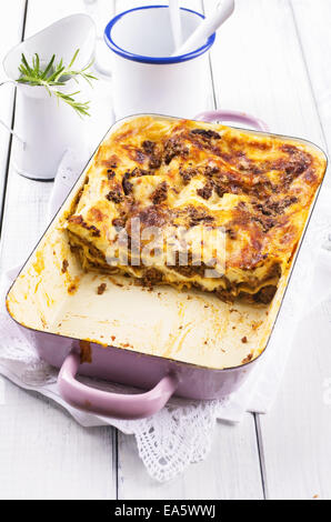 Lasagne in den Zahnschmelz Backen form Stockfoto