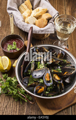 Muscheln in Weißwein gekocht Stockfoto