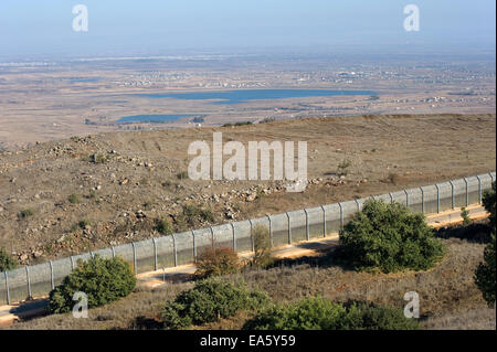 Der Zaun an der Grenze zwischen Israel und Syrien von einem Hügel auf den Golan-Höhen in Israel gesehen Stockfoto