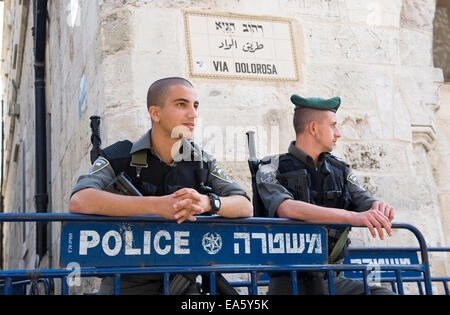 Zwei Polizisten sorgen die Sicherheit in der Altstadt von Jerusalem an der Via Dolorosa in der Altstadt für Stockfoto