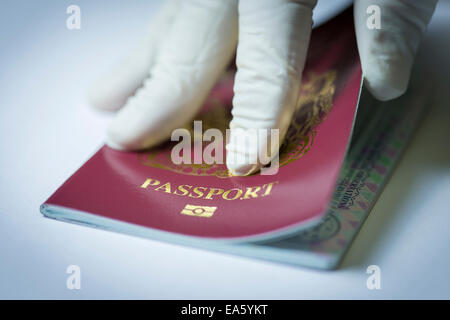 Latex Handschuh ein Passport-Konto zu öffnen. Stockfoto
