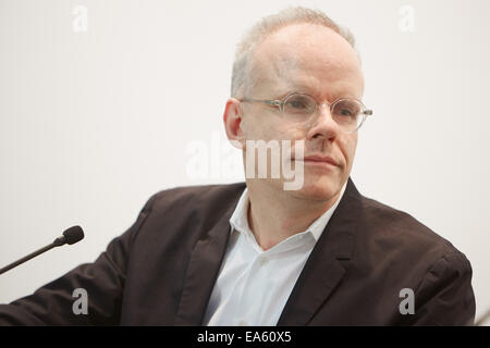 TURIN, Italien - 06 NOVEMBER: Hans Ulrich Obrist, Kurator und Kritiker bei Artissima, zeitgenössische Kunst Messe vernissage Stockfoto