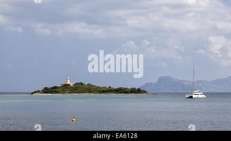 Die Insel Alcanada mit Leuchtturm Stockfoto