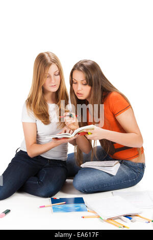 zwei junge glückliche Mädchen Schülerarbeiten auf laptop Stockfoto