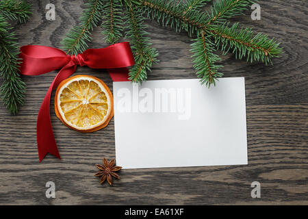 Fichte Zweig mit roter Schleife und Orangenscheibe, Weihnachten Hintergrund Stockfoto