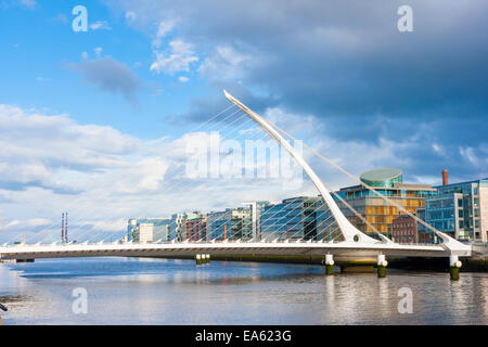 Dublin, Irland - 1. Juni 2014: Samuel Beckett Bridge in Dublin, Irland am 1. Juni 2014. Schöne Brücke sieht aus wie eine Harfe Stockfoto