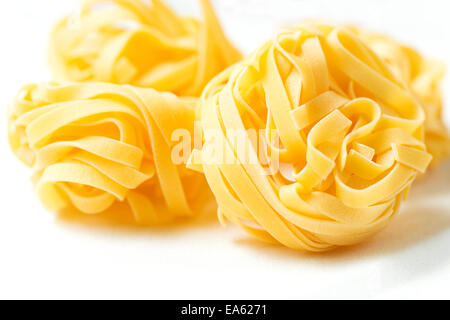 Nester der Tagliatelle auf Tischdecke Stockfoto