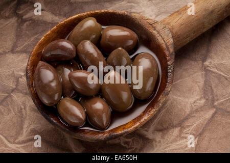 hölzerne Löffel voll von Kalamata-Oliven Stockfoto