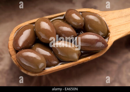 hölzerne Löffel voll von Kalamata-Oliven Stockfoto