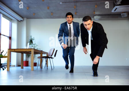 Zwei Unternehmer zusammen im Büro laufen. Business-Konzept Stockfoto