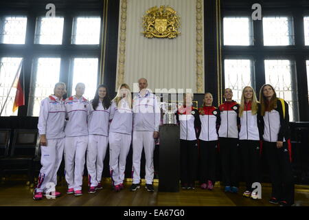 Prag, Tschechische Republik. 7. November 2014. Tennis-Auslosung der Fed-Cup-Finale, Tschechien - Deutschland. Im Bild von links: Andrea Hlavackova, Lucie Hradecka und Petra Kvitova, Tschechische Kapitän Petr Pala, deutsche Kapitän Barbara Rittner und deutscher Tennisspieler Angelique Kerber, Andrea Petkovic, Sabine Lisicki und Julia Goerges Lucie Safarova im alten Rathaus in Prag, Tschechische Republik, 7. November 2014 gelten tschechischer Tennisspieler. Bildnachweis: CTK/Alamy Live-Nachrichten Stockfoto