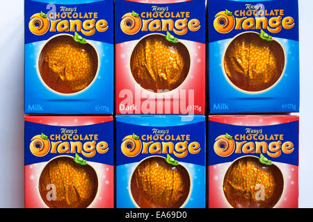 Boxen von Terry's Chocolate Orange dunkel und Terrys Chocolate Orange Milch auf weißem Hintergrund Stockfoto