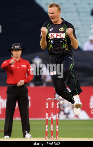 Melbourne, Victoria, Australien. 7. November 2014. DOUG BOLLINGER von Australien feiert nach der Einnahme einer Pforte während Spiel zwei der International Twenty20-Cricket-Serie-Match zwischen Australien und Südafrika bei der MCG. Bildnachweis: ZUMA Press, Inc./Alamy Live-Nachrichten Stockfoto