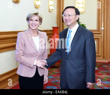 Peking, China. 7. November 2014. Chinesischen Staat Hofrat Yang Jiechi(R) trifft sich mit australischen Außenminister Julie Bishop in Peking, Hauptstadt von China, 7. November 2014. © Li Tao/Xinhua/Alamy Live-Nachrichten Stockfoto