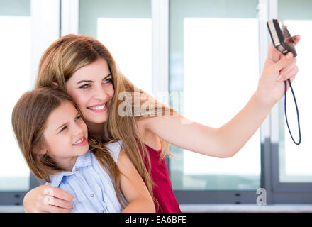 Mädchen, die eine Selfie mit Mutter oder Schwester Stockfoto