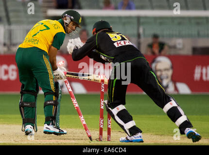 Melbourne, Victoria, Australien. 7. November 2014. REEZA HENDRICKS in Südafrika ist von BEN DUNK von Australien in Spiel zwei der International Twenty20 Cricket-Serie-Match zwischen Australien und Südafrika bei der MCG ratlos. Bildnachweis: ZUMA Press, Inc./Alamy Live-Nachrichten Stockfoto