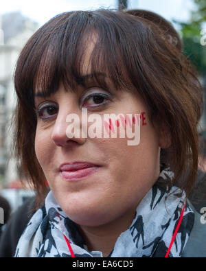 London, UK. 7. November 2014. Hunderte von Demonstranten versammeln sich gegenüber der japanischen Botschaft in London zum protest gegen die Tötung von den Säugetieren während der Delphin-Laufwerke, die jedes Jahr von September bis März in Taiji, Higashimuro District, Präfektur Wakayama, Japan statt. Bildnachweis: Pete Maclaine/Alamy Live-Nachrichten Stockfoto