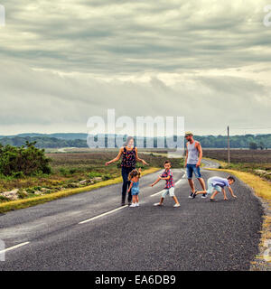 Familientanz mitten auf einer Straße, New Forest, Hampshire, England, Großbritannien Stockfoto