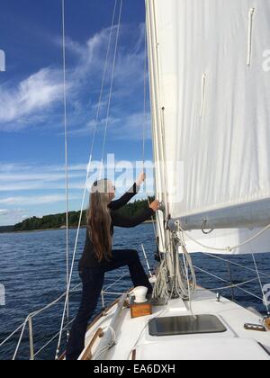 Mittlere gealterte Frau Pflege Segel Boot Stockfoto