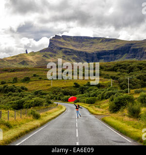 Germany/Deutschland, Frau mit Regenschirm auf Landstraße Stockfoto