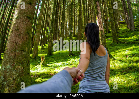 Mann und Frau, die Hand in Hand im Wald Stockfoto