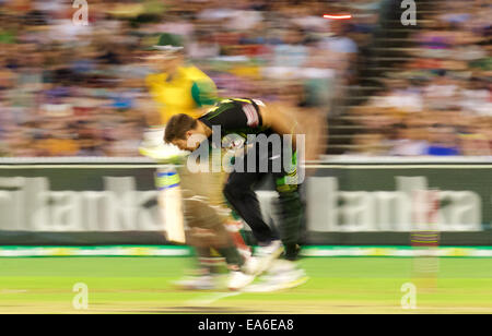 Melbourne, Victoria, Australien. 7. November 2014. PATRICK CUMMINS Deutschland liefert einem Ball im Spiel zwei der International Twenty20-Cricket-Serie-Match zwischen Australien und Südafrika bei der MCG. Bildnachweis: ZUMA Press, Inc./Alamy Live-Nachrichten Stockfoto