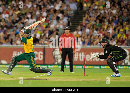 Melbourne, Victoria, Australien. 7. November 2014. JP DUMINY in Südafrika spielt einen Schuss im Spiel zwei der International Twenty20-Cricket-Serie-Match zwischen Australien und Südafrika bei der MCG. Bildnachweis: ZUMA Press, Inc./Alamy Live-Nachrichten Stockfoto