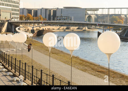 Berlin, Deutschland. 7. November 2014. Zur Feier des 25 Jahre der Daune der Berliner Mauer ist Berlin fast für Sonntag zu lesen. Die dünnen Rahmen (Lichtgrenze) ist bereits auf Platz. Am 7. NOvember, Berlin, Deutschland. Bildnachweis: Reynaldo Chaib Paganelli/Alamy Live-Nachrichten Stockfoto