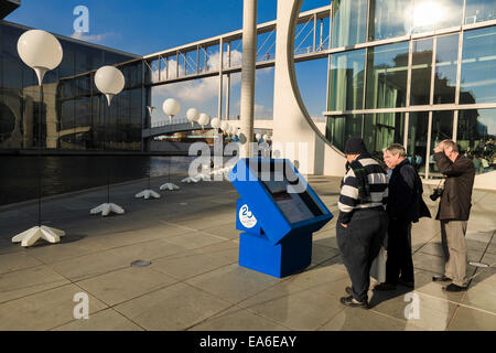 Berlin, Deutschland. 7. November 2014. Zur Feier des 25 Jahre der Daune der Berliner Mauer ist Berlin fast für Sonntag zu lesen. Die dünnen Rahmen (Lichtgrenze) ist bereits auf Platz. Am 7. NOvember, Berlin, Deutschland. Bildnachweis: Reynaldo Chaib Paganelli/Alamy Live-Nachrichten Stockfoto