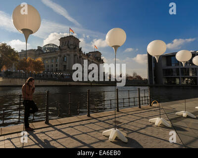 Berlin, Deutschland. 7. November 2014. Zur Feier des 25 Jahre der Daune der Berliner Mauer ist Berlin fast für Sonntag zu lesen. Die dünnen Rahmen (Lichtgrenze) ist bereits auf Platz. Am 7. NOvember, Berlin, Deutschland. Bildnachweis: Reynaldo Chaib Paganelli/Alamy Live-Nachrichten Stockfoto