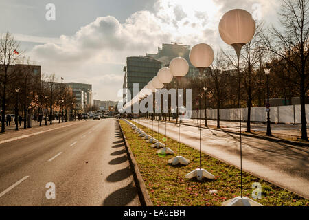 Berlin, Deutschland. 7. November 2014. Zur Feier des 25 Jahre der Daune der Berliner Mauer ist Berlin fast für Sonntag zu lesen. Die dünnen Rahmen (Lichtgrenze) ist bereits auf Platz. Am 7. NOvember, Berlin, Deutschland. Bildnachweis: Reynaldo Chaib Paganelli/Alamy Live-Nachrichten Stockfoto