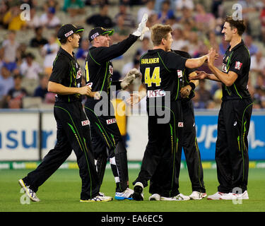 Melbourne, Victoria, Australien. 7. November 2014. Australien zu feiern nach der Einnahme einer Pforte während Spiel zwei der International Twenty20-Cricket-Serie-Match zwischen Australien und Südafrika bei der MCG. Bildnachweis: ZUMA Press, Inc./Alamy Live-Nachrichten Stockfoto