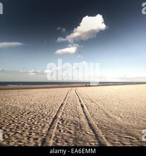 Reifenspuren am Strand Stockfoto