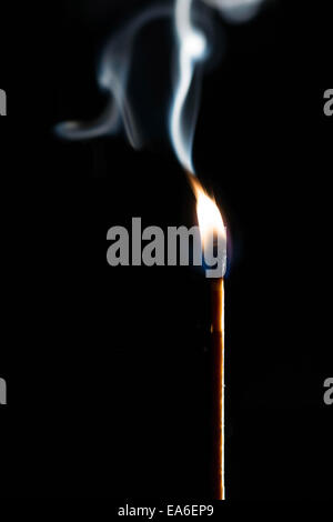 Gleichstock mit Rauch auf schwarzem Hintergrund Stockfoto