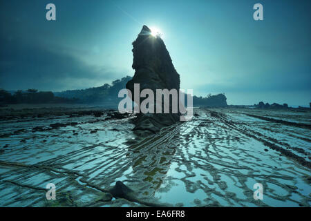 Indonesien, Sawarna, Tanjung Layar, Blick auf die Felsformation Stockfoto